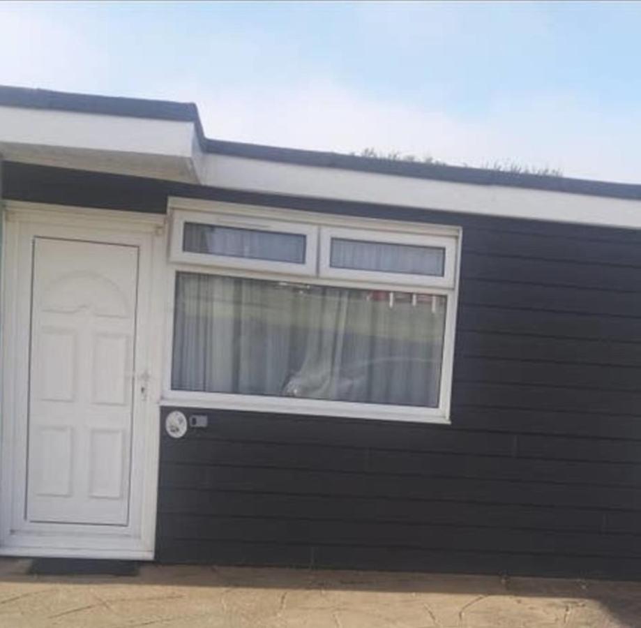 2 Bedroom Chalet Near The Beach Brading 外观 照片