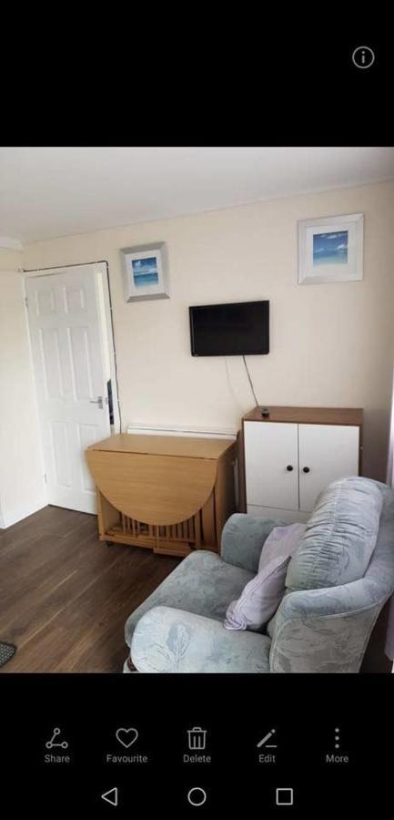 2 Bedroom Chalet Near The Beach Brading 外观 照片