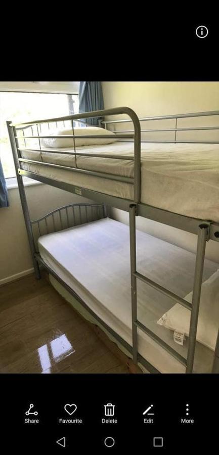 2 Bedroom Chalet Near The Beach Brading 外观 照片