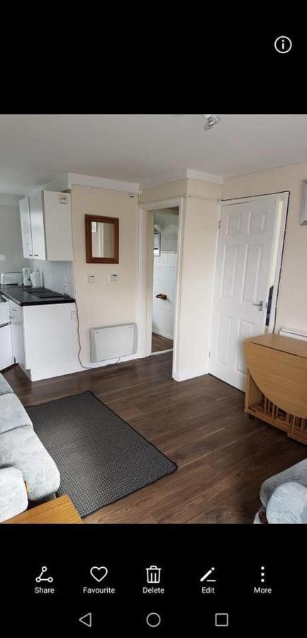 2 Bedroom Chalet Near The Beach Brading 外观 照片